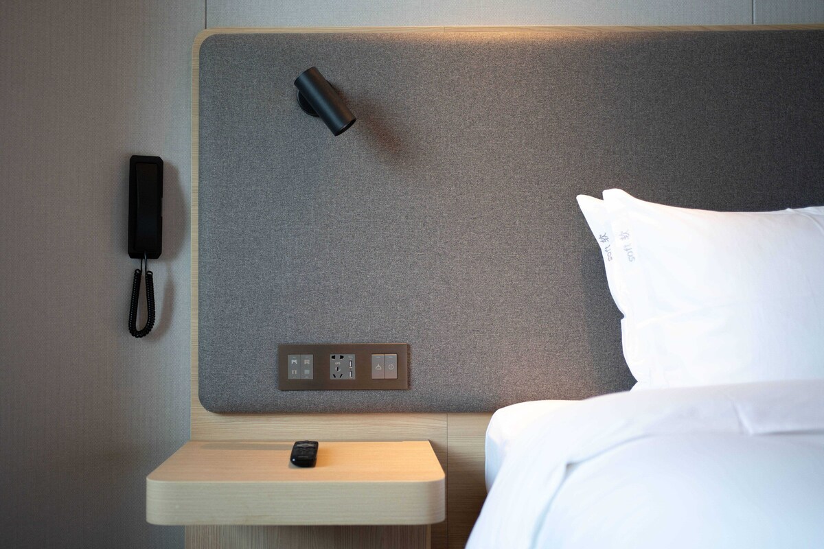 Een minibar, een kluis op de kamer, een bureau