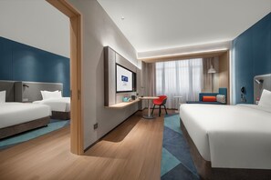 Standard Room, 1 King Bed, Accessible Bathtub | Minibar, in-room safe, desk, iron/ironing board - Holiday Inn Express Guangzhou Panyu by IHG (Guangzhou)