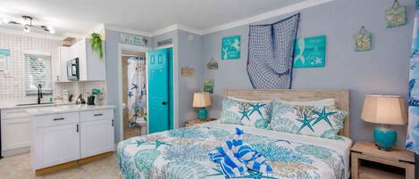 Escritorio, tabla de planchar con plancha, wifi gratis y ropa de cama