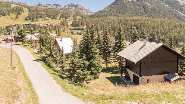 A rural mountain road with a wooden building and houses. - Cozy studio 3 pers Montgenèvre, south balcony, 20m² (Montgenèvre)