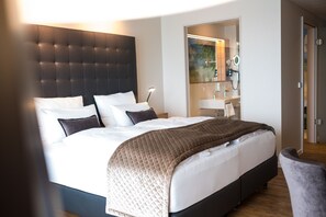 Junior kamer (Main Building) | Woonruimte | Een 49-inch flatscreentelevisie met satellietzenders en televisie