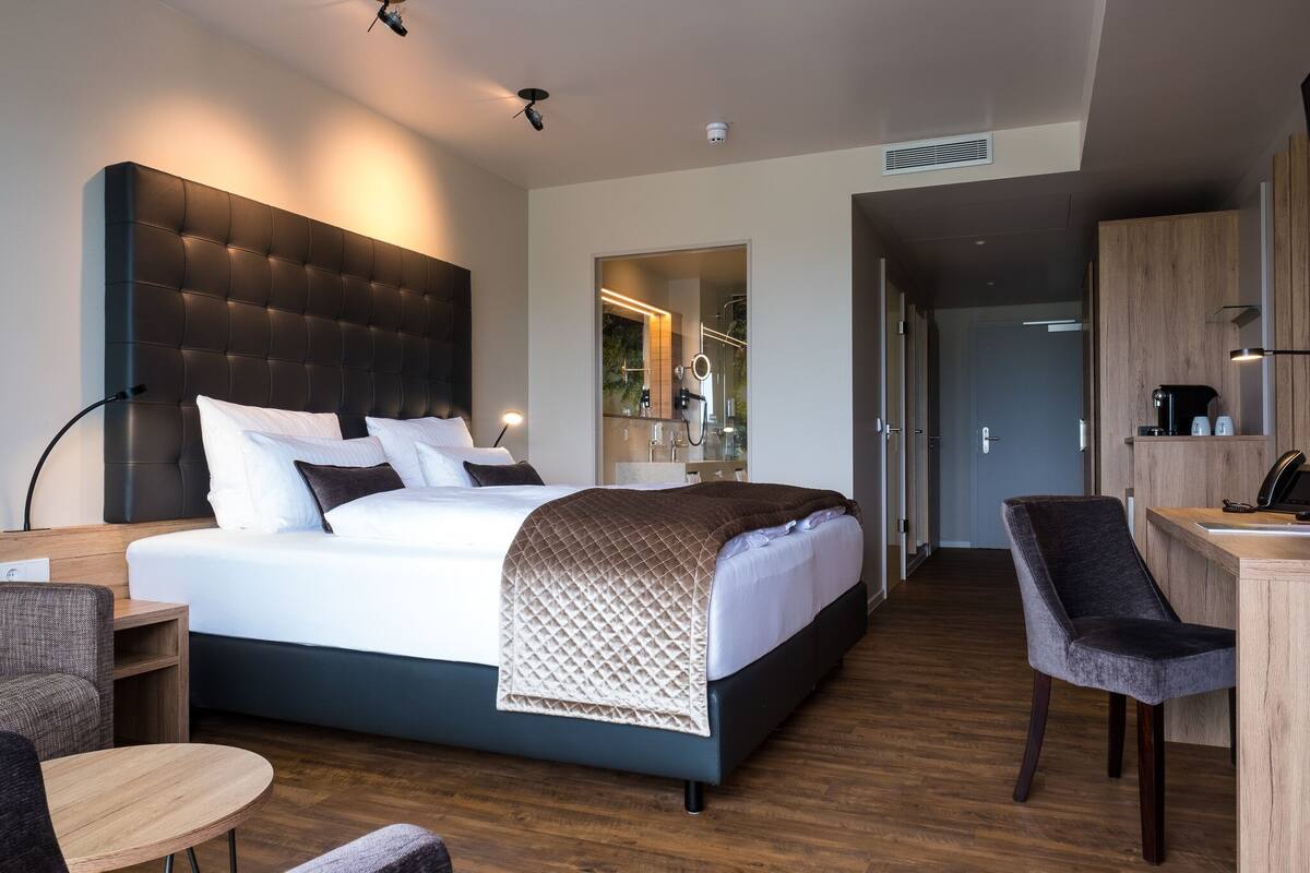 Junior Room (Main Building) | Hypo-allergenic bedding, minibar, in-room safe, desk