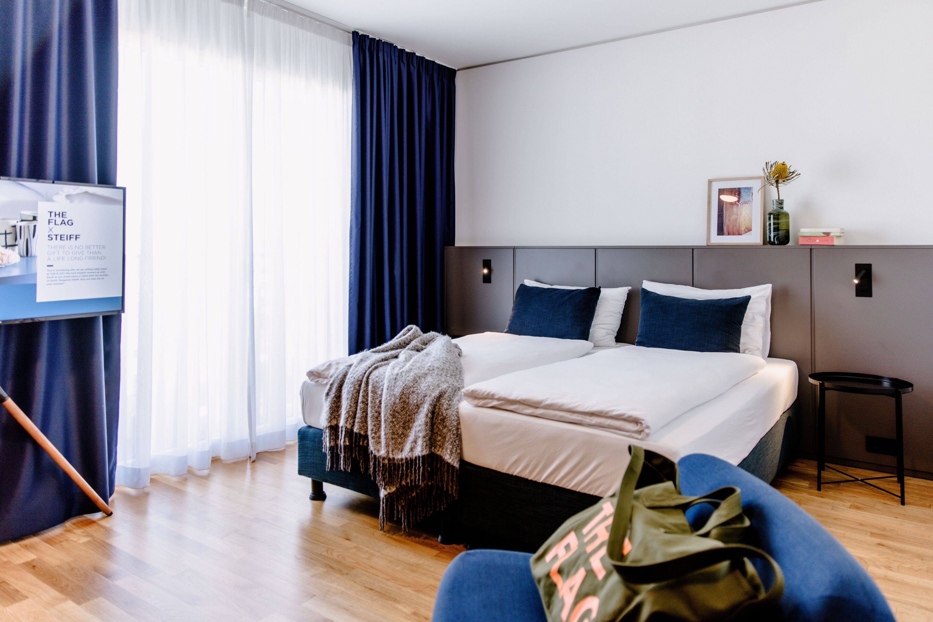 Caja de seguridad en la habitación y escritorio 