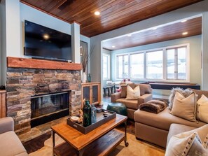 Smart TV, fireplace