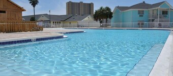 Travelodge by Wyndham Panama City Beach/beachfront