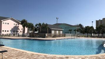 2 albercas al aire libre y camastros