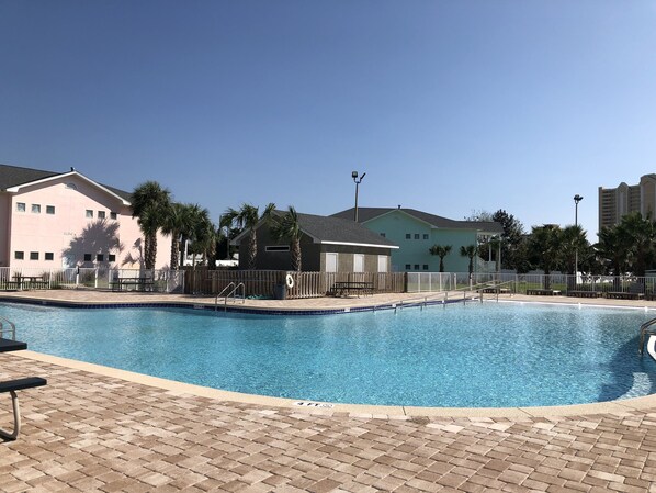 2 outdoor pools, pool loungers