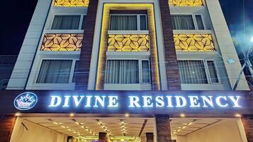 Fachada de la propiedad por la tarde o noche