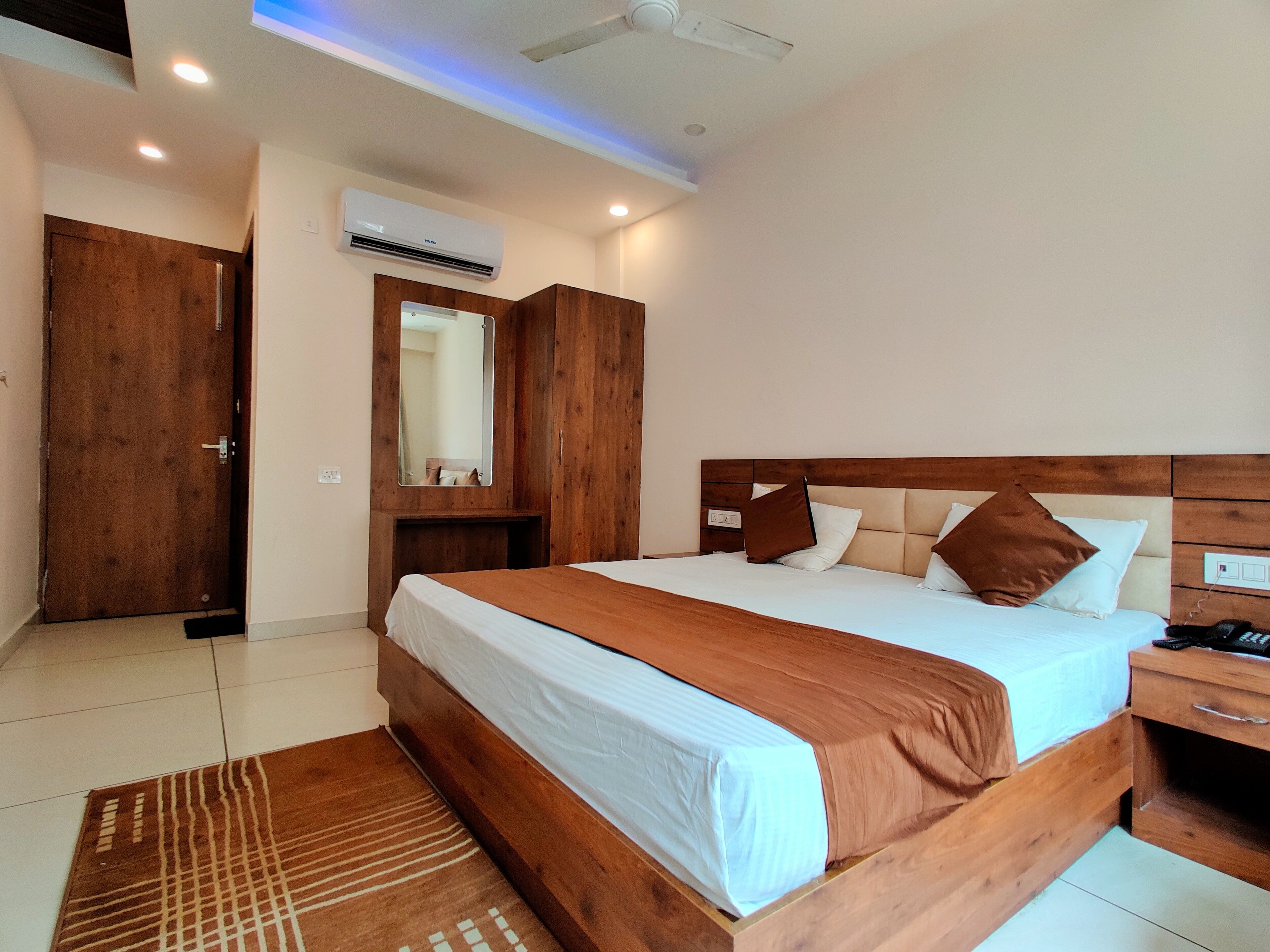 Deluxe Room | Desk, soundproofing, iron/ironing board, bed sheets