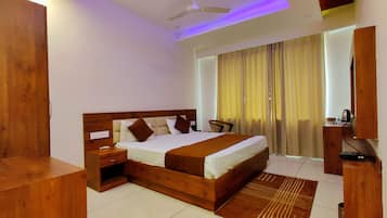 Deluxe-rum | Skrivbord, ljudisolering, strykjÀrn/strykbrÀda och sÀngklÀder