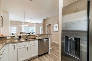 Fridge, microwave, stovetop, dishwasher