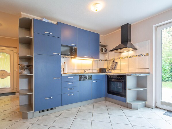 Kühlschrank, Mikrowelle, Ofen, Geschirrspüler