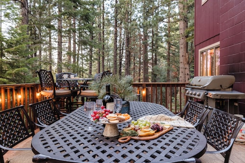 Sauna, Climbing Wall, EV Charger, Arcade, Pool Table, Spa – The Monarch