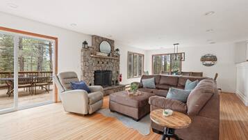 Télévision, cheminée, jeux vidéo, baby-foot