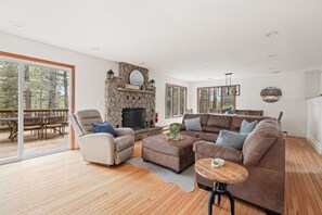 تلفزيون، مدفأة، ألعاب فيديو، كرة قدم الطاولة