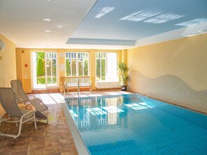 من حمّامات السباحة المغطاة