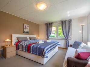 1 habitación, cuna de viaje y ropa de cama 