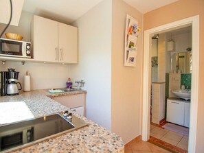 Jääkaappi, mikroaaltouuni, astianpesukone, kahvin-/teenkeitin