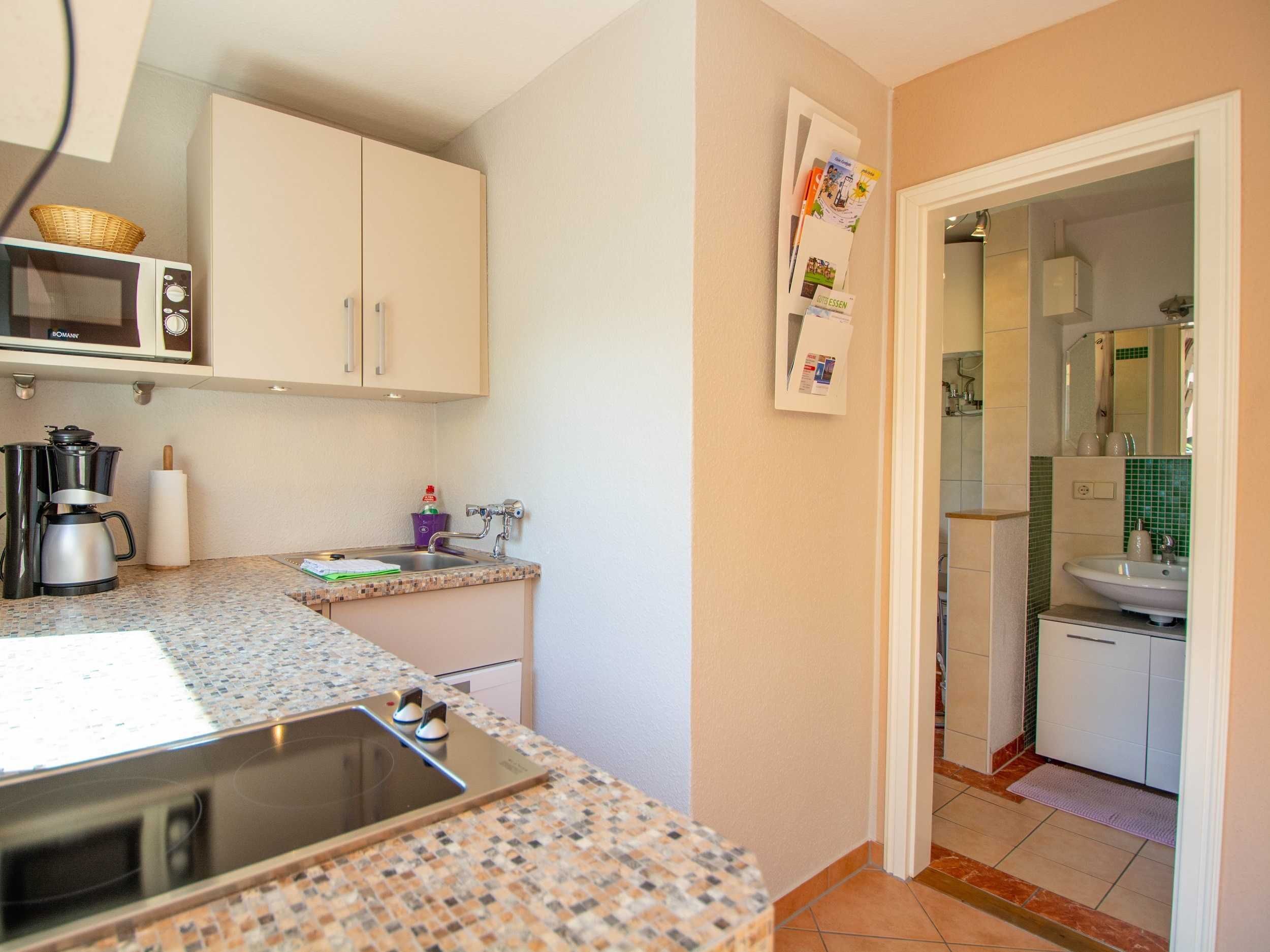 Een koelkast, een microgolfoven, een vaatwasser