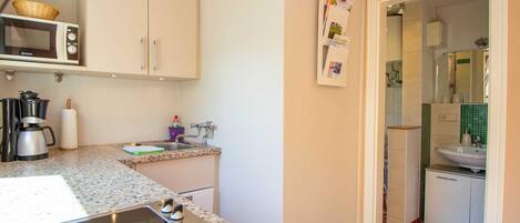 Een koelkast, een microgolfoven, een vaatwasser