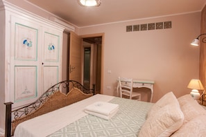 Un dormitorio con una cama, un escritorio y una silla.