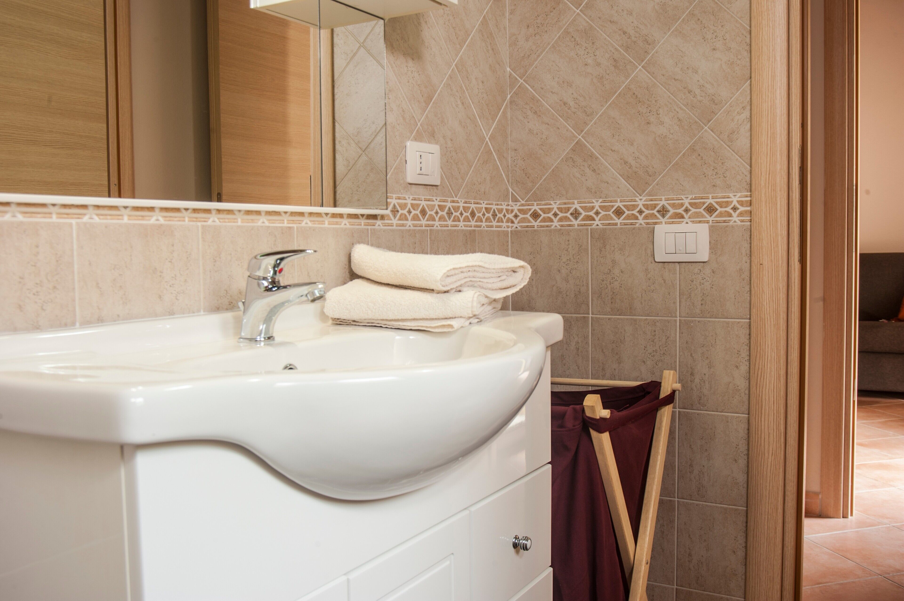 Douche, sèche-cheveux, serviettes fournies