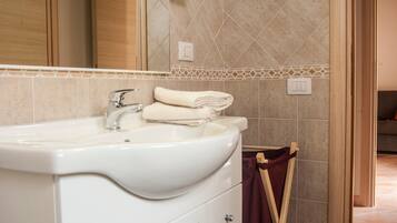 Douche, sĂšche-cheveux, serviettes fournies