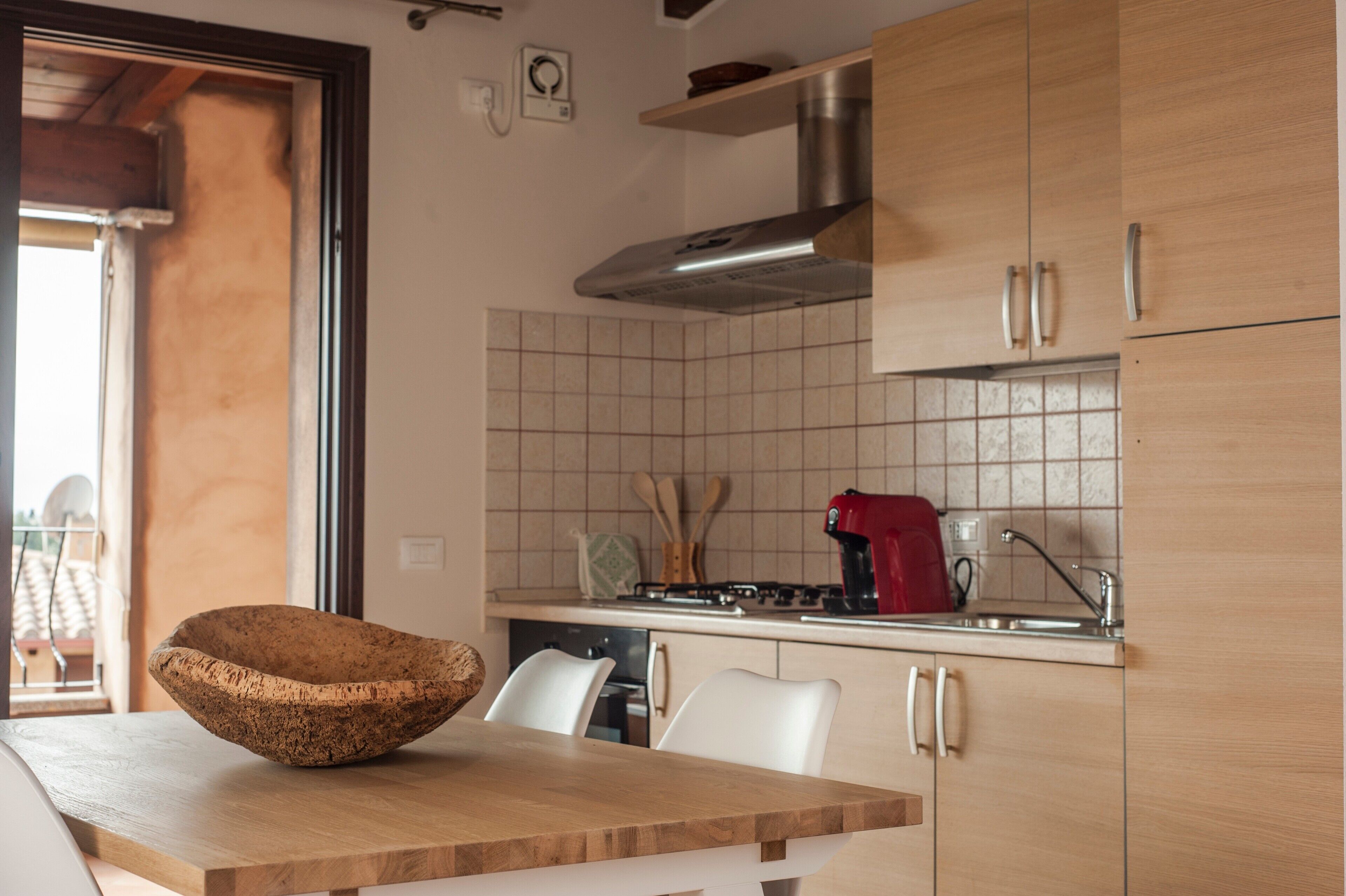 Frigorífic, forn, placa de cuina i cafetera i tetera 
