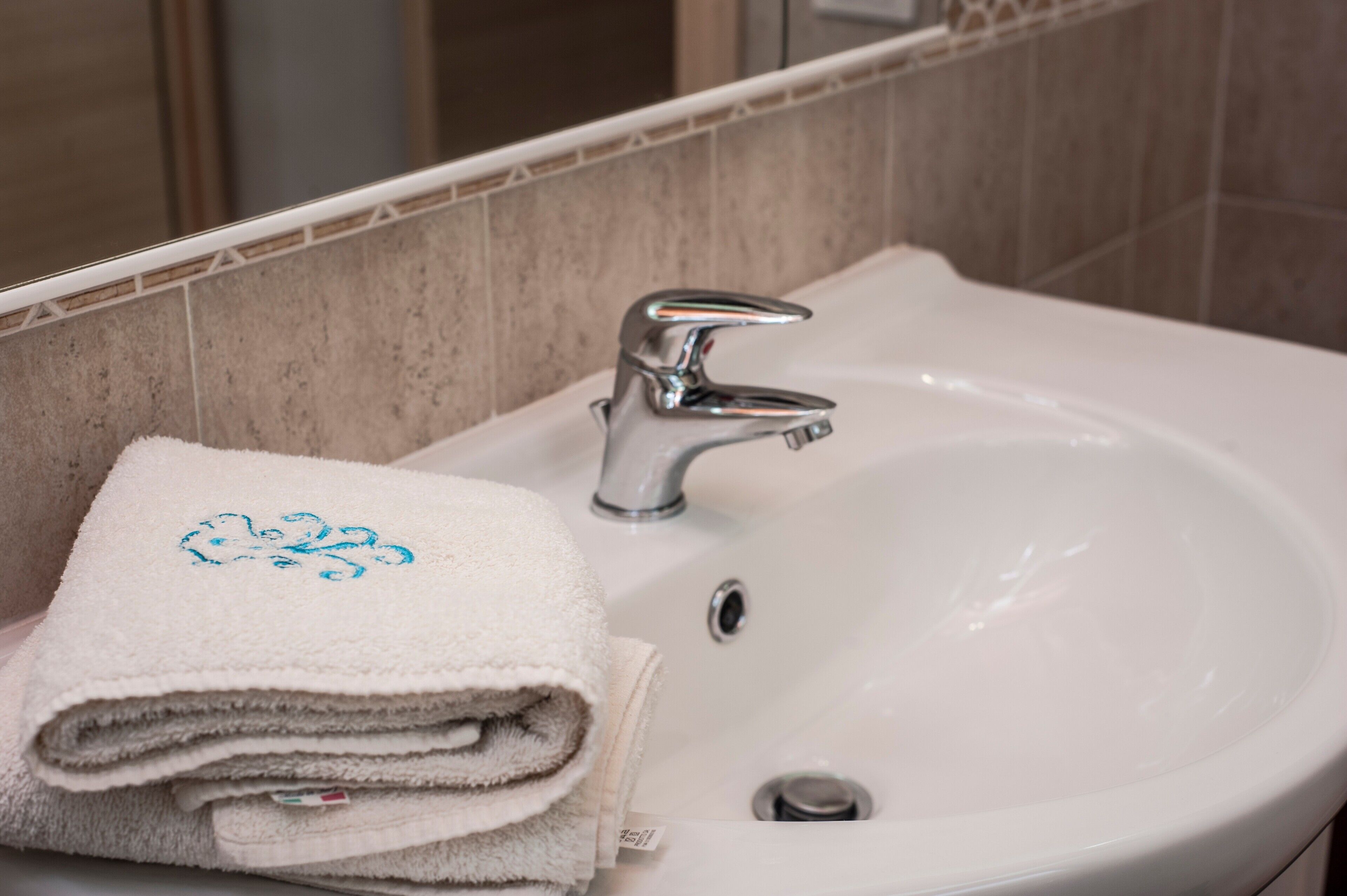 Douche, sèche-cheveux, serviettes fournies