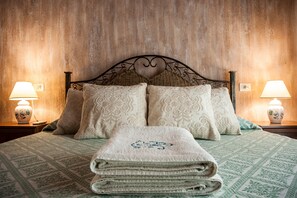 1 dormitorio, tabla de planchar con plancha, ropa de cama