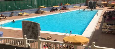 Utomhuspool och uppvärmd pool