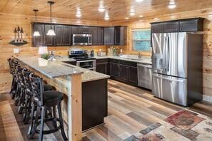 Fridge, microwave, oven, dishwasher - Gritz Carlton, Private  Pool, Theater Rm, Hot Tub, Panoramic Mountain Views!!! (Pigeon Forge)