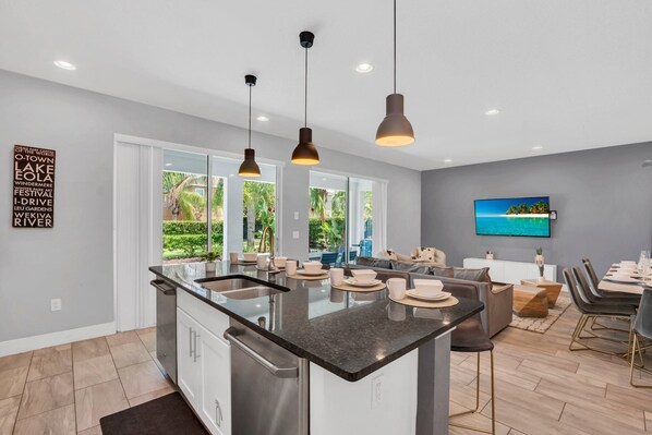 Villa (5 Bedrooms) | Private kitchen | Microwave, oven, stovetop, dishwasher - 650 Lasso Drive (Kissimmee)