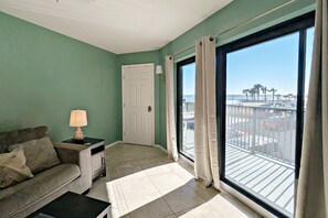 TV, DVD player - FREE DAILY ACTIVITIES! Ocean Retreat-Steps 2 Pier-NEW Sleeper Sofa & NEW Bathroom-65" Smart/Cable TV (Daytona Beach Shores)