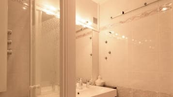 Suite, eigenes Bad, Blick auf den Innenhof (Grande Chambre) | Badezimmer