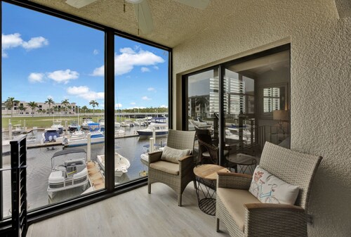 Remodeled 2/2 + Bonus Rm Condo - Waterfront in Downtown Naples - Covered Parking