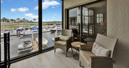Remodeled 2/2 + Bonus Rm Condo - Waterfront in Downtown Naples - Covered Parking