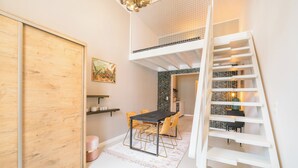 Ein Essbereich mit Tisch und Stühlen, eine Treppe und eine Holztür.