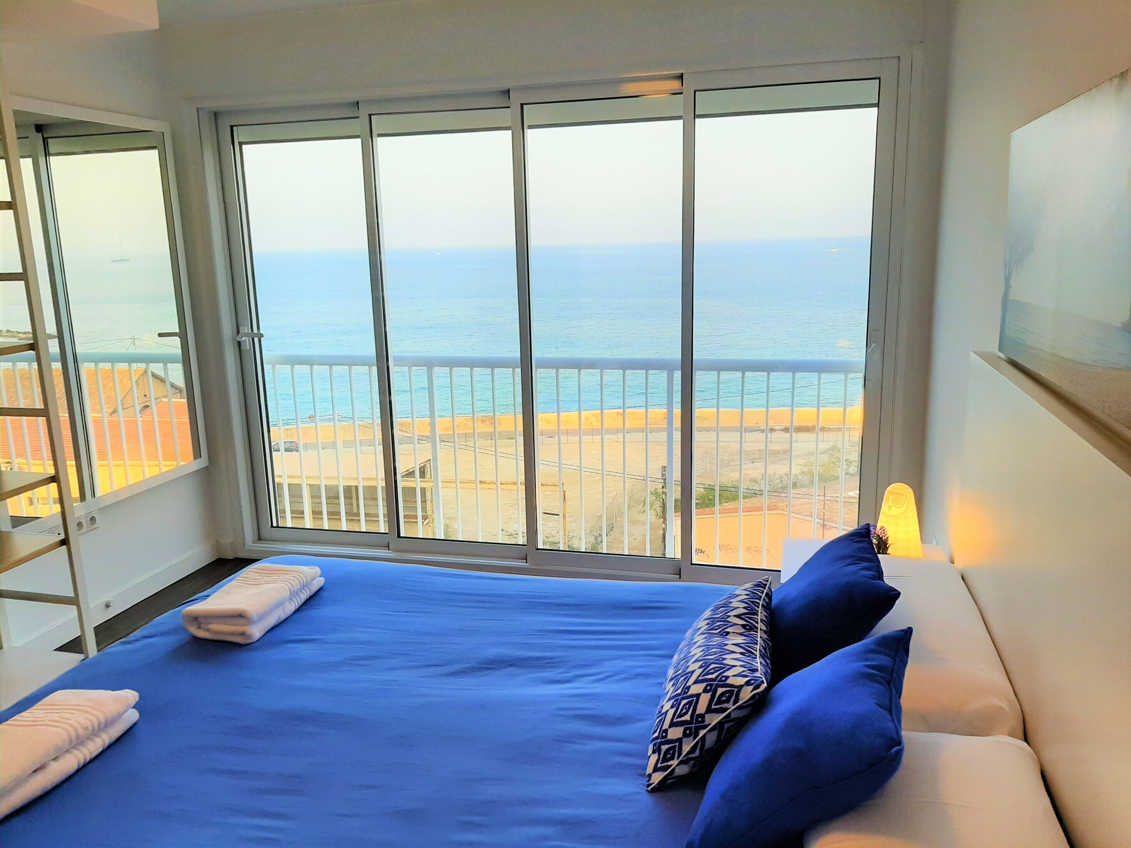 A jewel just 100 meters from Postiguet beach, with sea views.