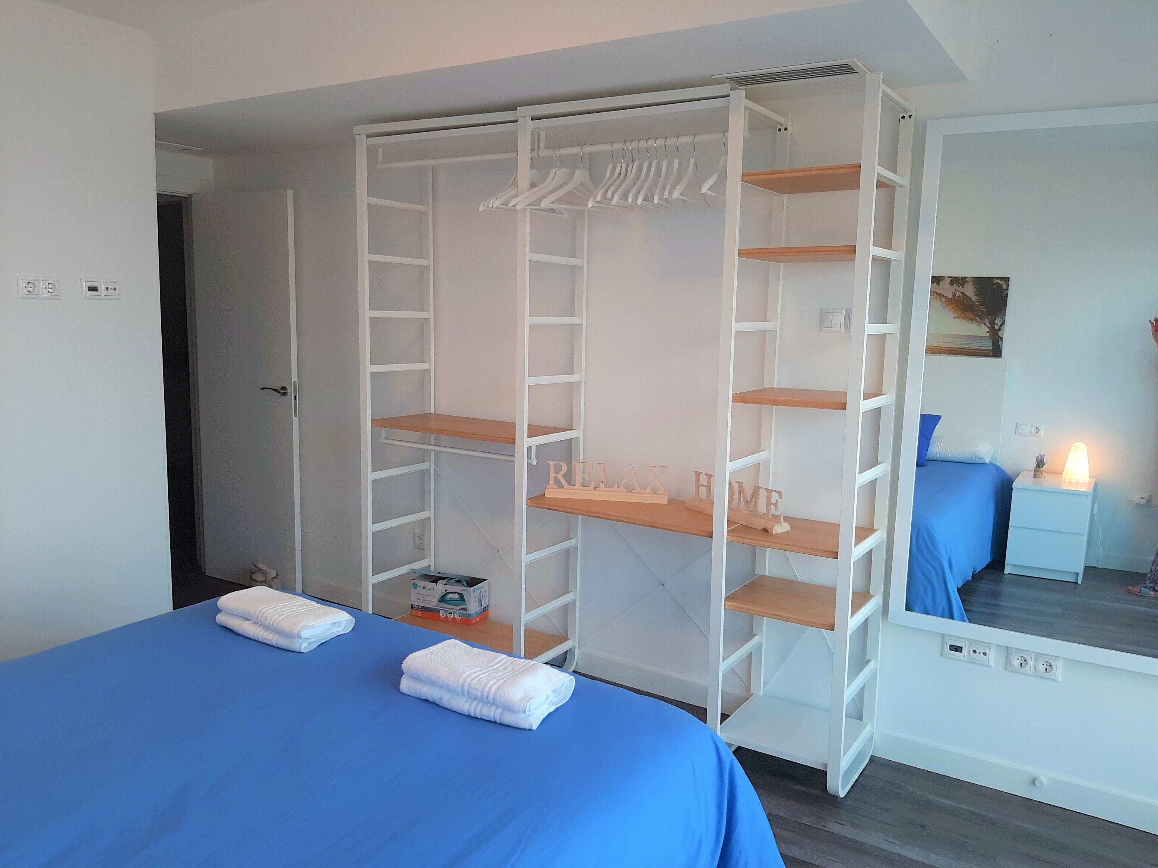 A jewel just 100 meters from Postiguet beach, with sea views.