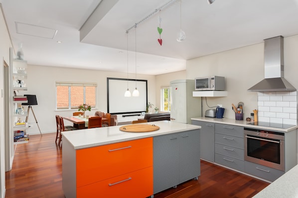 Classic Apartment | Private kitchen | Full-size fridge, microwave, oven, stovetop