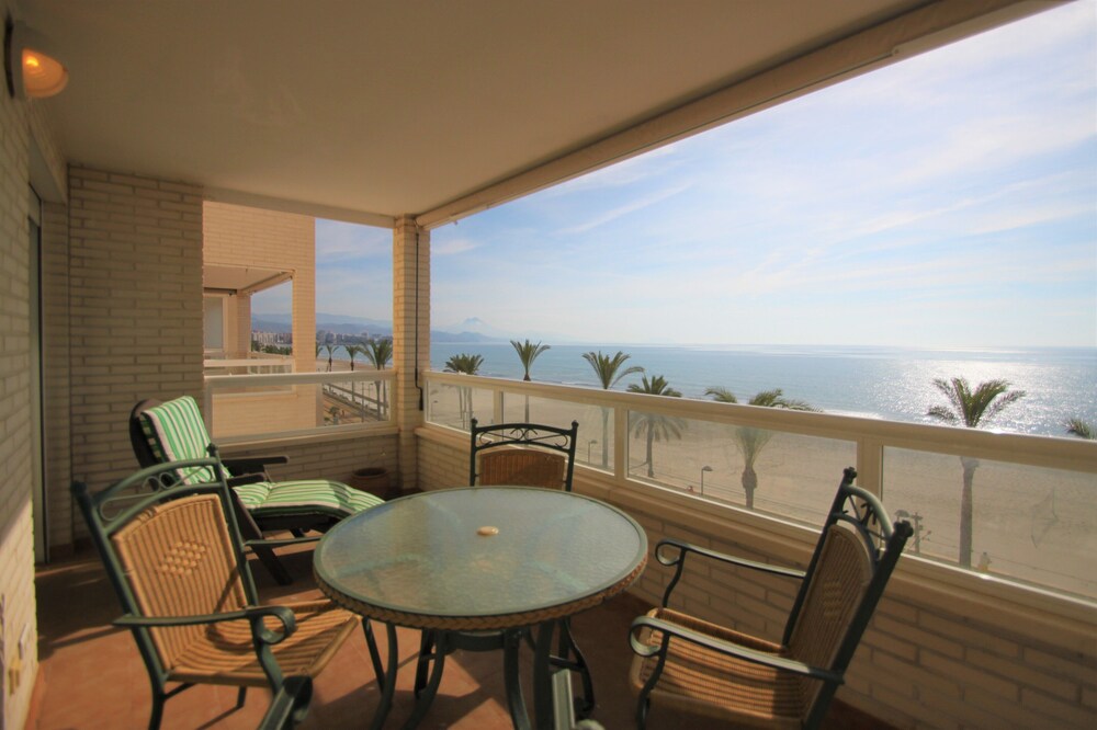 BEAUTIFUL SEA VIEWS! 1st line of the beach. Perfect apartment for a vacation.