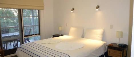 3 quartos, ferros/tábuas de passar roupa, roupa de cama