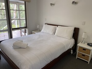 3 bedrooms, iron/ironing board, bed sheets