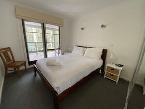 3 bedrooms, iron/ironing board, bed sheets