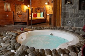 Familien-Studiosuite, eigener Pool | Eigener Whirlpool