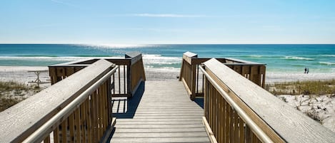 På stranden
