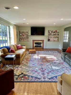 Smart TV, foosball, table tennis, books - Secluded, Waterfront Retreat: Fire pit, Private Dock, Game Room, Kayaks! (Reedville)