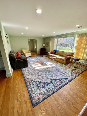 Smart TV, foosball, table tennis, books - Secluded, Waterfront Retreat: Fire pit, Private Dock, Game Room, Kayaks! (Reedville)