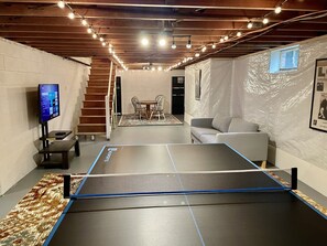 Game room - Secluded, Waterfront Retreat: Fire pit, Private Dock, Game Room, Kayaks! (Reedville)